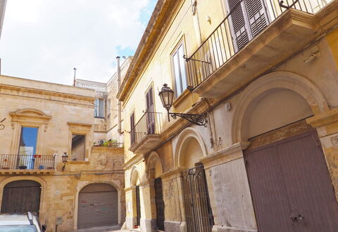 Corte Tiso: Propiedad, Ventana, Cielo, Puerta, Vehículo, Barrio, Coche, Nube, Fachada, Ciudad