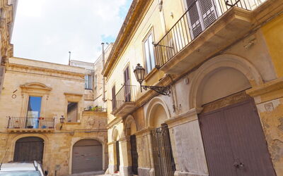 Corte Tiso: Propiedad, Ventana, Cielo, Puerta, Vehículo, Barrio, Coche, Nube, Fachada, Ciudad