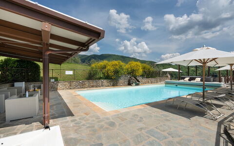 Villa Castelluccio - Arezzo, Toscana: Agua, Nube, Cielo, Piscina, Planta, Mueble Para Exteriores, Sombra, Sunlounger, Ocio, Árbol