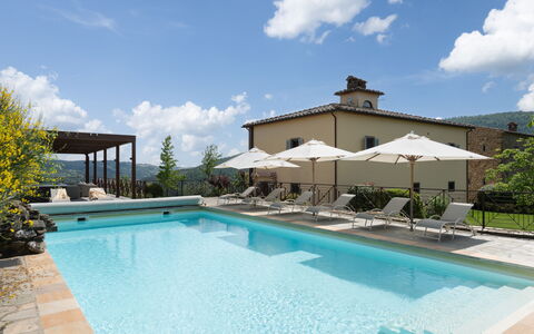 Villa Castelluccio - Arezzo, Toscana: Cielo, Agua, Nube, Planta, Piscina, Azur, Sombra, Árbol, Ocio, Mueble Para Exteriores
