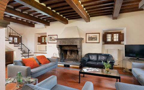 Villa Castelluccio - Arezzo, Toscana: Sofá, Propiedad, Mesa, Mueble, Marco, Madera, Sala, Diseño De Interiores, Encendiendo, Sofá Cama