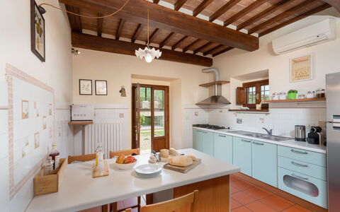 Villa Castelluccio - Arezzo, Toscana: Propiedad, Gabinetes, Mostrador, Ventana, Madera, Cajón, Diseño De Interiores, Mesa, Edificio, Cocina