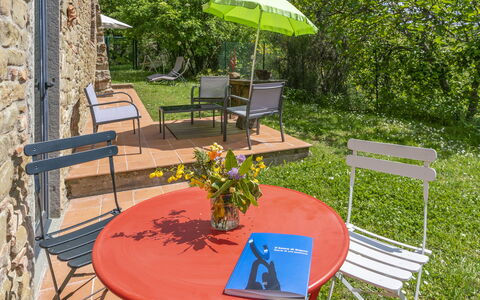 Casa Bosco D'arte Holiday Home , Greve In Chianti,: Mesa, Planta, Mueble, Flor, Mesa Al Aire Libre, Silla, Botánica, Edificio, Sombra, Mueble Para Exteriores