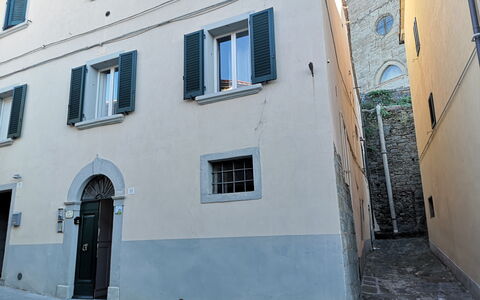 Casa Del Borgo: Propiedad, Ventana, Edificio, Azul, Azur, Puerta, Fachada, Ciudad, La Carretera