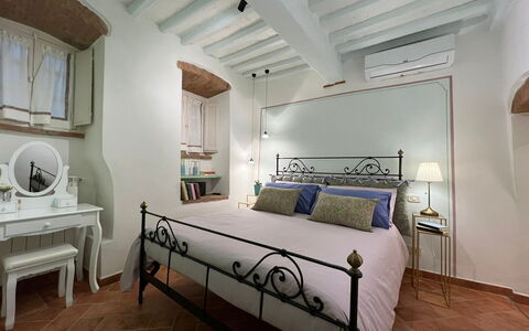 Casa Del Borgo: Mueble, Edificio, Propiedad, Ventana, Comodidad, Mesa, Madera, Marco De La Cama, Diseño De Interiores, Encendiendo