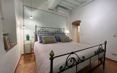 Casa Del Borgo: Mueble, Propiedad, Edificio, Comodidad, Cama, Marco De La Cama, Diseño De Interiores, Suelo, Madera