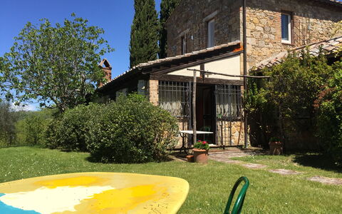 Villa Fulvia: Planta, Cielo, Propiedad, Edificio, Ventana, Árbol, Casa, Sombra, El Terreno Del Lote, Hierba