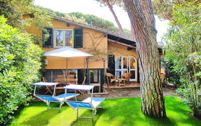 Le Dune: Planta, Propiedad, Edificio, Ventana, Árbol, Cielo, Sombra, Silla, Mueble Para Exteriores, Paraguas