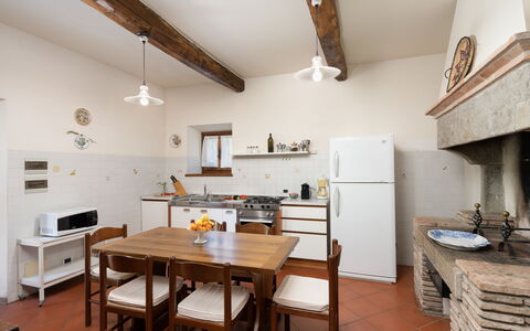 Il Mulino Di Vogognano - Subbiano, Private Pool, J: Mesa, Mueble, Madera, Silla, Diseño De Interiores, Cocina, Suelo, Piso, Marco, Madera Dura