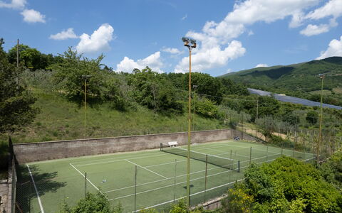 Villa Olivi - Subbiano, Toscana, Pool And Nature: Nube, Cielo, El Terreno Del Lote, Equipo Deportivo, Cerca, Hierba, Ocio, Paisaje, Árbol, Pista De Tenis