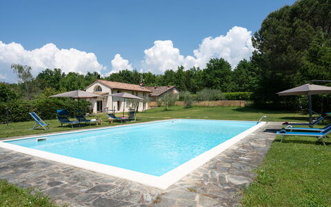 Villa Le Selve: Nube, Agua, Cielo, Planta, Propiedad, Piscina, Sombra, Árbol, Edificio, Hierba