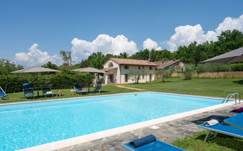 Villa Le Selve: Agua, Nube, Cielo, Planta, Propiedad, Piscina, Azur, Azul, Edificio, Árbol