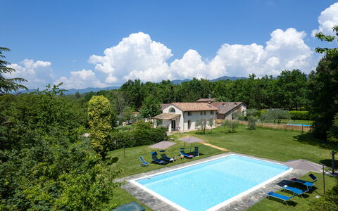 Villa Le Selve: Nube, Cielo, Planta, Propiedad, Agua, Piscina, Edificio, Árbol, Silla, Hierba