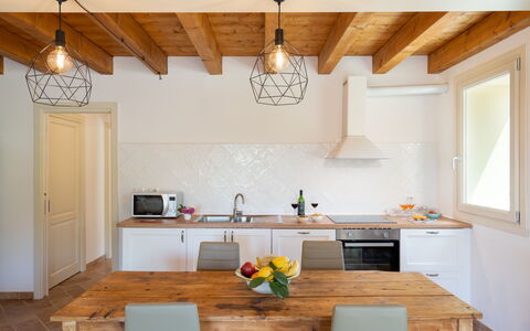 Villa Le Selve: Gabinetes, Mostrador, Propiedad, Cocina, Fregadero, Lavabo, Madera, Diseño De Interiores, Ventana, Naranja