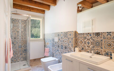 Villa Le Selve: Propiedad, Lavabo, Arreglo De Tubería, Edificio, Lavabo Del Baño, Púrpura, Baño, Grifo, Mueble De Baño, Madera