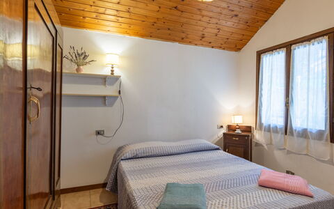 Niki: Madera, Habitación, Cama, Casa, Diseño De Interiores, Mueble, Suelo, Sábana, Lecho, Techo