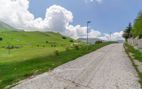 Casa Tramonti: Nube, Cielo, Planta, Montaña, Paisaje Natural, Superficie De La Carretera, Asfalto, El Terreno Del Lote, Pendiente, Luz De La Calle