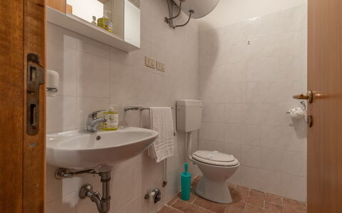 Casa Tramonti: Espejo, Lavabo, Arreglo De Tubería, Propiedad, Grifo, Edificio, Lavabo Del Baño, Púrpura, Baño, Diseño De Interiores