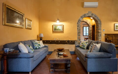 Villa Belvedere - Ambra: Mueble, Diseño De Interiores, Piso, Sofá, Pared, Suelo, Madera, Habitación, Sala, Mesa