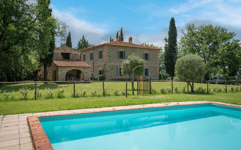 Belvedere - Falceto, Ambra, Toscana: Agua, Nube, Planta, Cielo, Propiedad, Edificio, Naturaleza, Verde, Árbol, Piscina