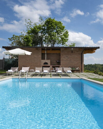 Casa San Grato - Roero - Langhe, Piemonte: Nube, Agua, Planta, Cielo, Propiedad, Edificio, Piscina, Azur, Árbol, Sombra