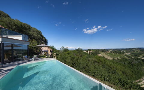 Relais Casa Clara - Roero - Langhe, Piemonte: Nube, Cielo, Agua, Planta, Propiedad, Piscina, Edificio, Azur, Cuerpo De Agua, Hierba
