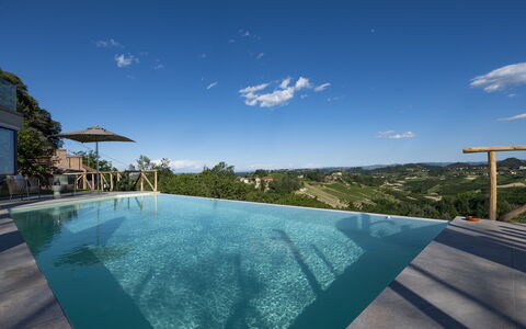 Relais Casa Clara - Roero - Langhe, Piemonte: Cielo, Nube, Agua, Piscina, Edificio, Azur, Planta, Cuerpo De Agua, Sombra, Ocio
