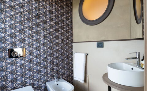 Relais Casa Clara - Roero - Langhe, Piemonte: Espejo, Arreglo De Tubería, Propiedad, Grifo, Lavabo Del Baño, Lavabo, Baño, Edificio, Púrpura, Asiento Del Baño