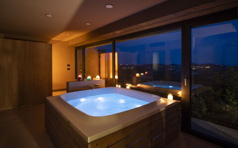 Relais Casa Clara - Roero - Langhe, Piemonte: Bañera, Agua, Edificio, Azur, Piscina, Diseño De Interiores, Jacuzzi, Ventana, Jacuzzi, Sombra