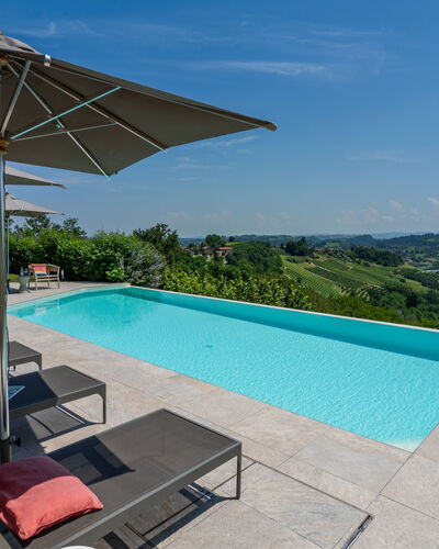 Relais Casa Clara - Roero - Langhe, Piemonte: Azul, Piscina, Recurso, Mueble Para Exteriores, Sunlounger, Eco Hotel, Paisajismo, Sombra, Silla, Paraguas