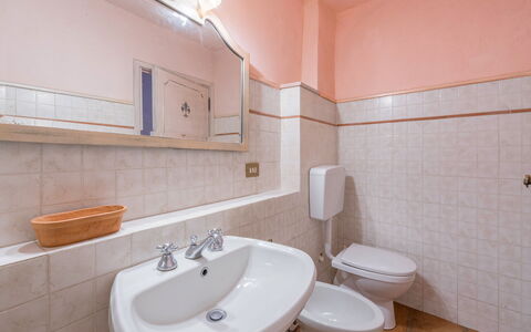 Borgo La Casina - Badia Agnano, Toscana: Espejo, Grifo, Arreglo De Tubería, Lavabo Del Baño, Lavabo, Edificio, Baño, Púrpura, Madera, Diseño De Interiores