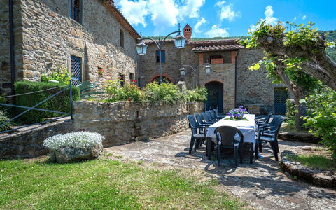 Colle Degli Ulivi - Cortona, Pool, Nature, Privacy: Planta, Nube, Cielo, Propiedad, Edificio, Ventana, Mesa, Silla, Hierba, Área Rural
