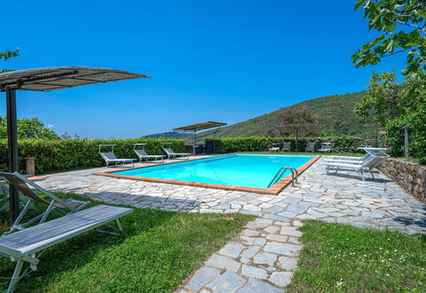 Colle Degli Ulivi - Cortona, Pool, Nature, Privacy: Agua, Cielo, Planta, Piscina, Paraguas, Mueble Para Exteriores, Edificio, Sombra, Rectángulo, Árbol