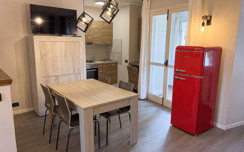 Apartment Tre - Diano Marina: Propiedad, Mueble, Mesa, Gabinetes, Puerta, Madera, Cocina, Ventana, Piso, Diseño De Interiores