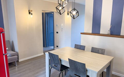 Apartment Tre - Diano Marina: Mesa, Propiedad, Mueble, Silla, Madera, Diseño De Interiores, Suelo, Piso, Madera Dura, Manchas De Madera