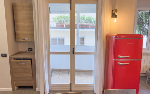 Apartment Tre - Diano Marina: Ventana, Madera, Gabinetes, Edificio, Puerta, Suelo, Manchas De Madera, Piso