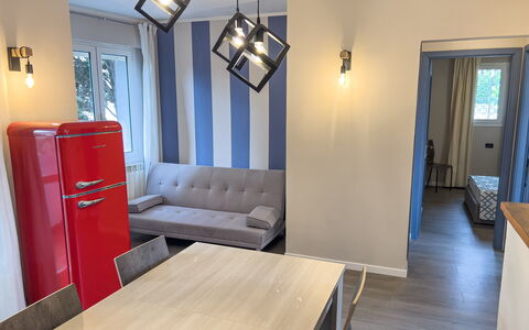 Apartment Tre - Diano Marina: Mueble, Edificio, Mesa, Azul, Comodidad, Madera, Sofá, Sala, Diseño De Interiores, Piso