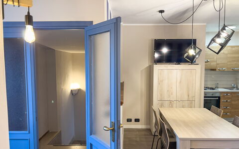 Apartment Tre - Diano Marina: Mueble, Edificio, Mesa, Madera, Diseño De Interiores, Suelo, Piso, Puerta, Pared, Bienes Raíces