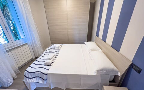 Apartment Tre - Diano Marina: Edificio, Azul, Diseño De Interiores, Madera, Comodidad, Suelo, Piso, Casa, Cama, Rectángulo