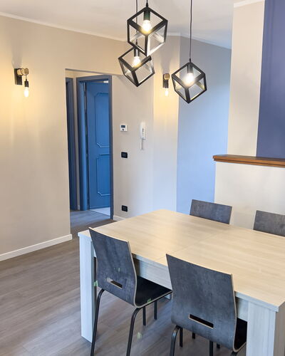 Apartment Tre - Diano Marina: Mesa, Propiedad, Mueble, Silla, Madera, Diseño De Interiores, Suelo, Piso, Madera Dura, Manchas De Madera