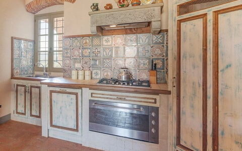 Leopolda In Selvarella Pool And Wi-fi: Gabinetes, Mostrador, Madera, Piso, Suelo, Cocina, Diseño De Interiores, Estantería, Casa, Manchas De Madera