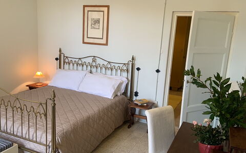 Massarosa Front Lake, The Gargoyles: Mueble, Cama, Habitación, Pared, Lecho, Diseño De Interiores, Sábana, Madera, Suelo, Piso