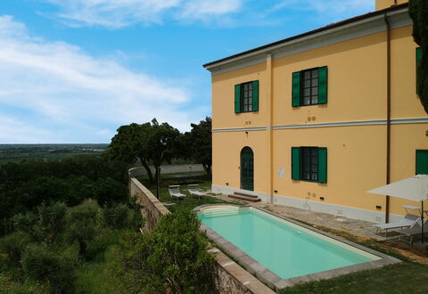 Massarosa Front Lake, The Gargoyles: Nube, Cielo, Edificio, Propiedad, Ventana, Agua, Planta, Azur, Piscina, El Terreno Del Lote