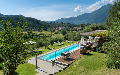 Luxury Green Marignana Villa, Versilia, Pool, Ac,: Planta, Nube, Agua, Montaña, Cielo, Piscina, Paisaje Natural, Árbol, Mueble Para Exteriores, Hierba