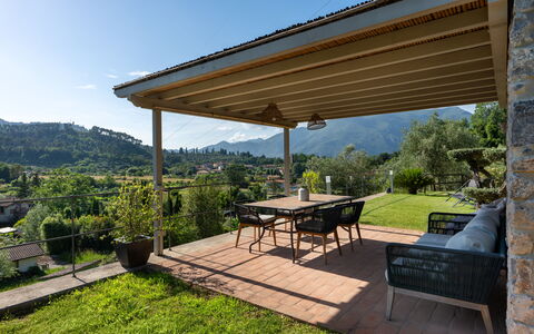 Luxury Green Marignana Villa, Versilia, Pool, Ac,: Planta, Propiedad, Cielo, Mesa, Edificio, Sombra, Árbol, El Terreno Del Lote, Madera, Hierba