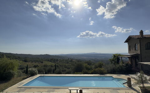 Villa Monticello: Agua, Cielo, Nube, Planta, Edificio, Tiempo De Día, Ventana, Ligero, Azur, Piscina