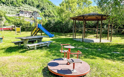 Leonardo: Espacio Publico, Equipo De Juego Exterior, Parque, Jardín, Sombra, Césped, Paisajismo, Yarda, Patio De Recreo, Mueble Para Exteriores