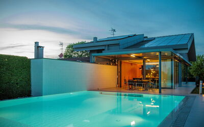 Villa Dalia Venezia: Agua, Cielo, Propiedad, Planta, Piscina, Azur, Nube, Sombra, Edificio, Mueble Para Exteriores