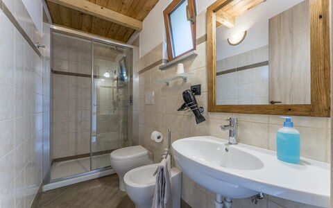 Casa Aurora - Recco, Liguria: Espejo, Grifo, Arreglo De Tubería, Lavabo, Propiedad, Lavabo Del Baño, Baño, Púrpura, Arquitectura