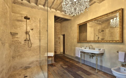 Villa Dell'abate: Espejo, Propiedad, Grifo, Arreglo De Tubería, Lavabo, Baño, Madera, Encendiendo, Edificio, Diseño De Interiores